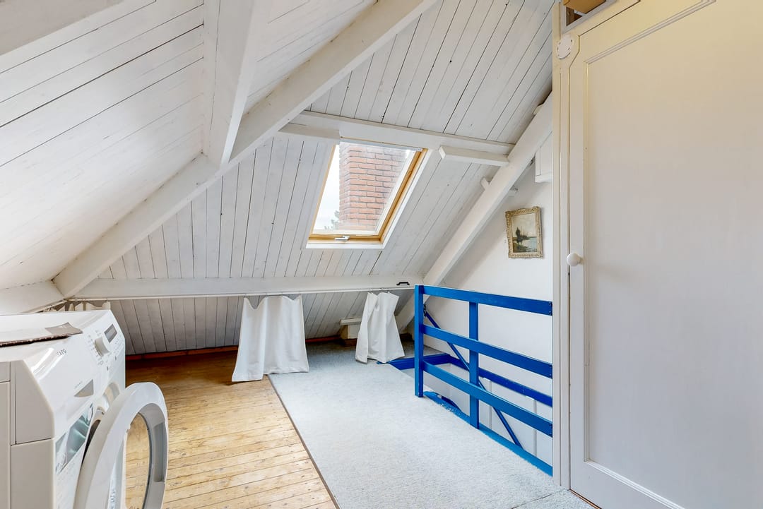 Charming 1930s Semi-Detached Home with Garage and Deep Garden — 38