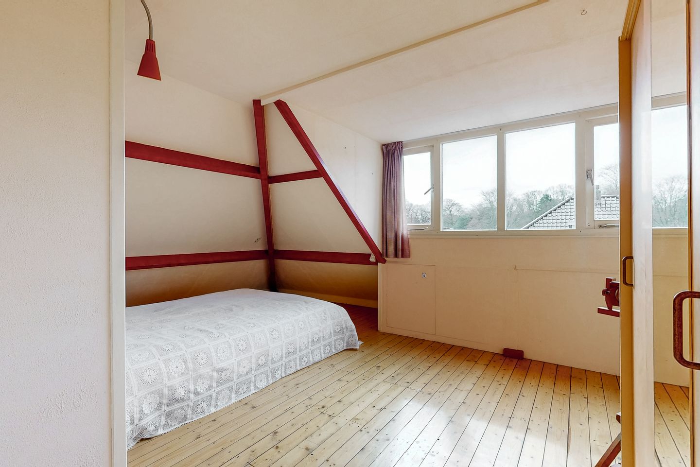Charming 1930s Semi-Detached Home with Garage and Deep Garden — 40