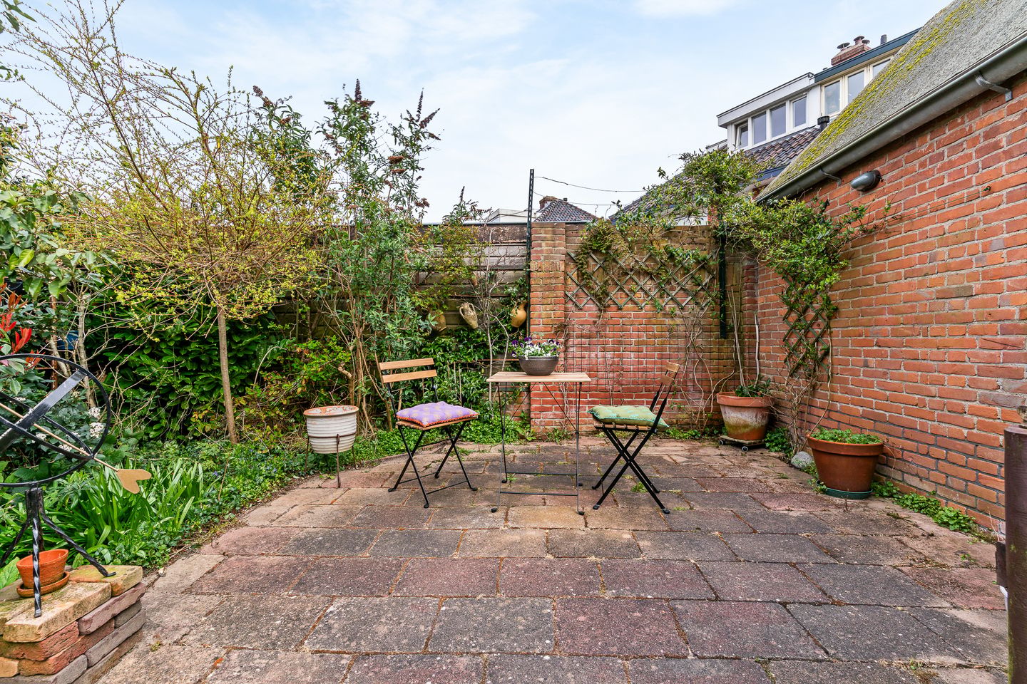 Charming 1930s Semi-Detached Home with Garage and Deep Garden — 20