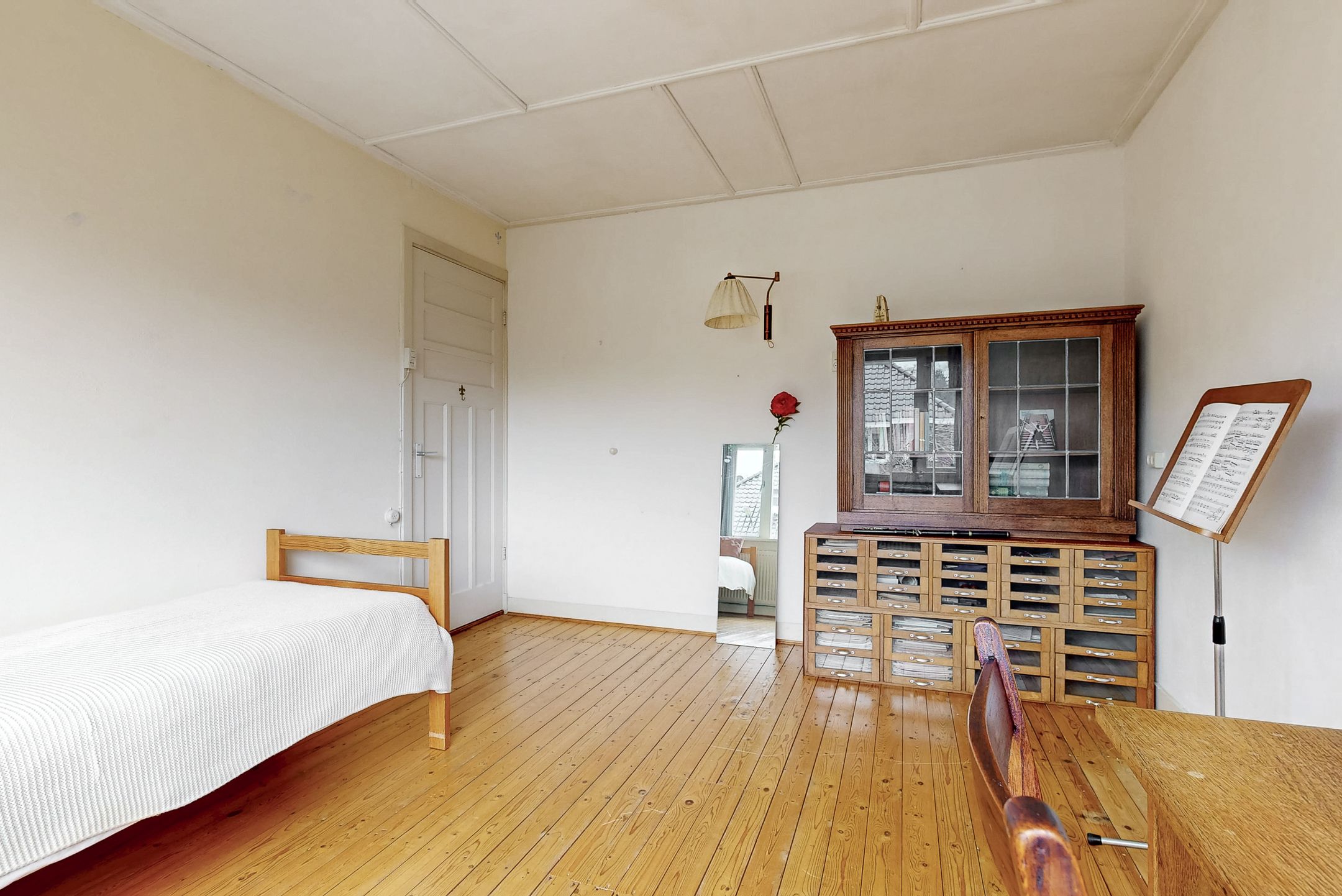 Charming 1930s Semi-Detached Home with Garage and Deep Garden — 36