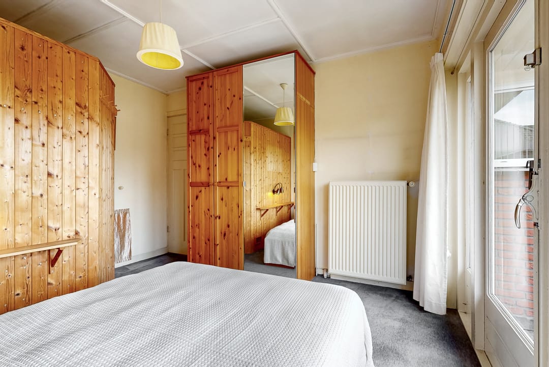 Charming 1930s Semi-Detached Home with Garage and Deep Garden — 32
