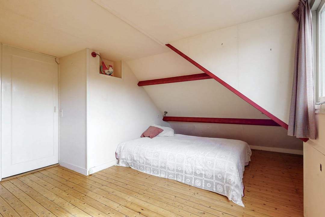 Charming 1930s Semi-Detached Home with Garage and Deep Garden — 41