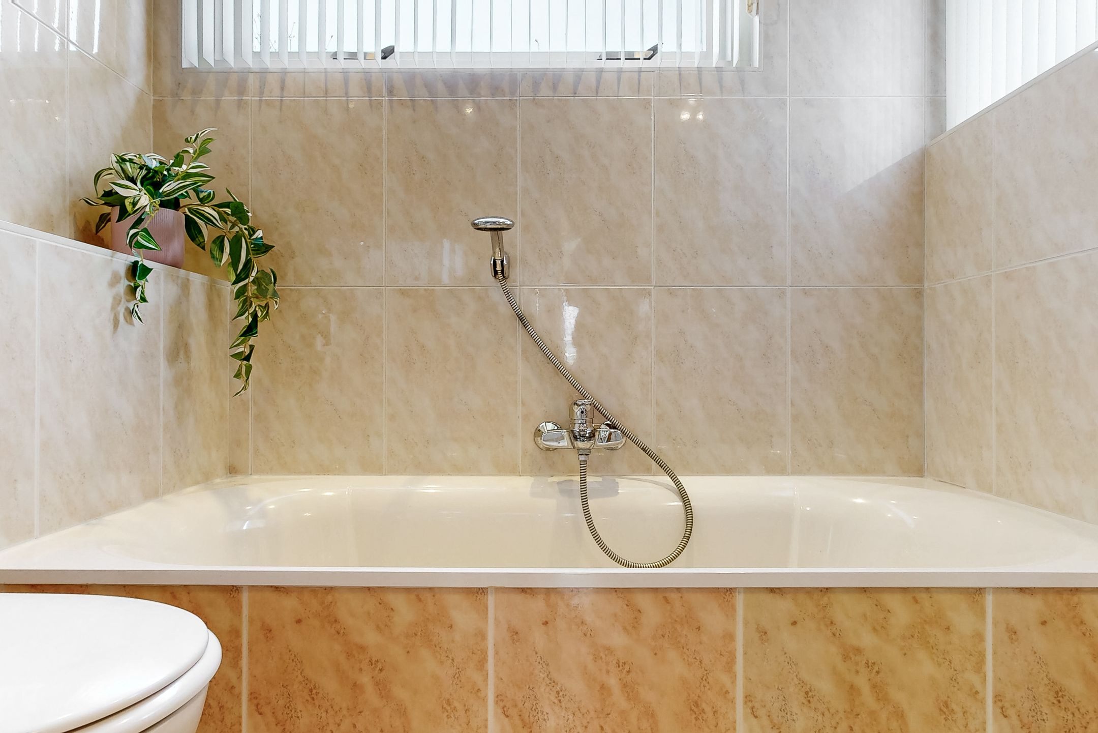 Charming 1930s Semi-Detached Home with Garage and Deep Garden — 27