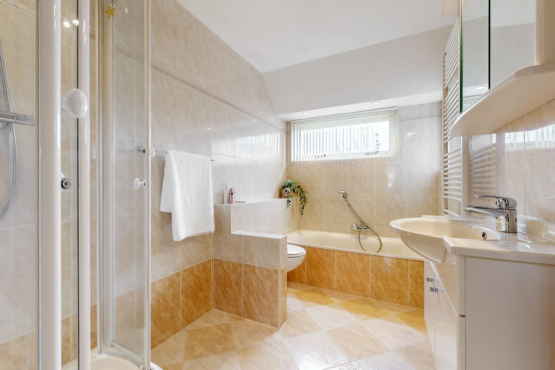 Charming 1930s Semi-Detached Home with Garage and Deep Garden — 26