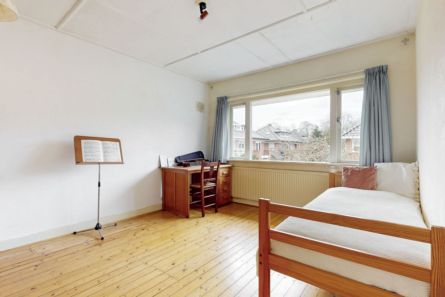 Charming 1930s Semi-Detached Home with Garage and Deep Garden — 35