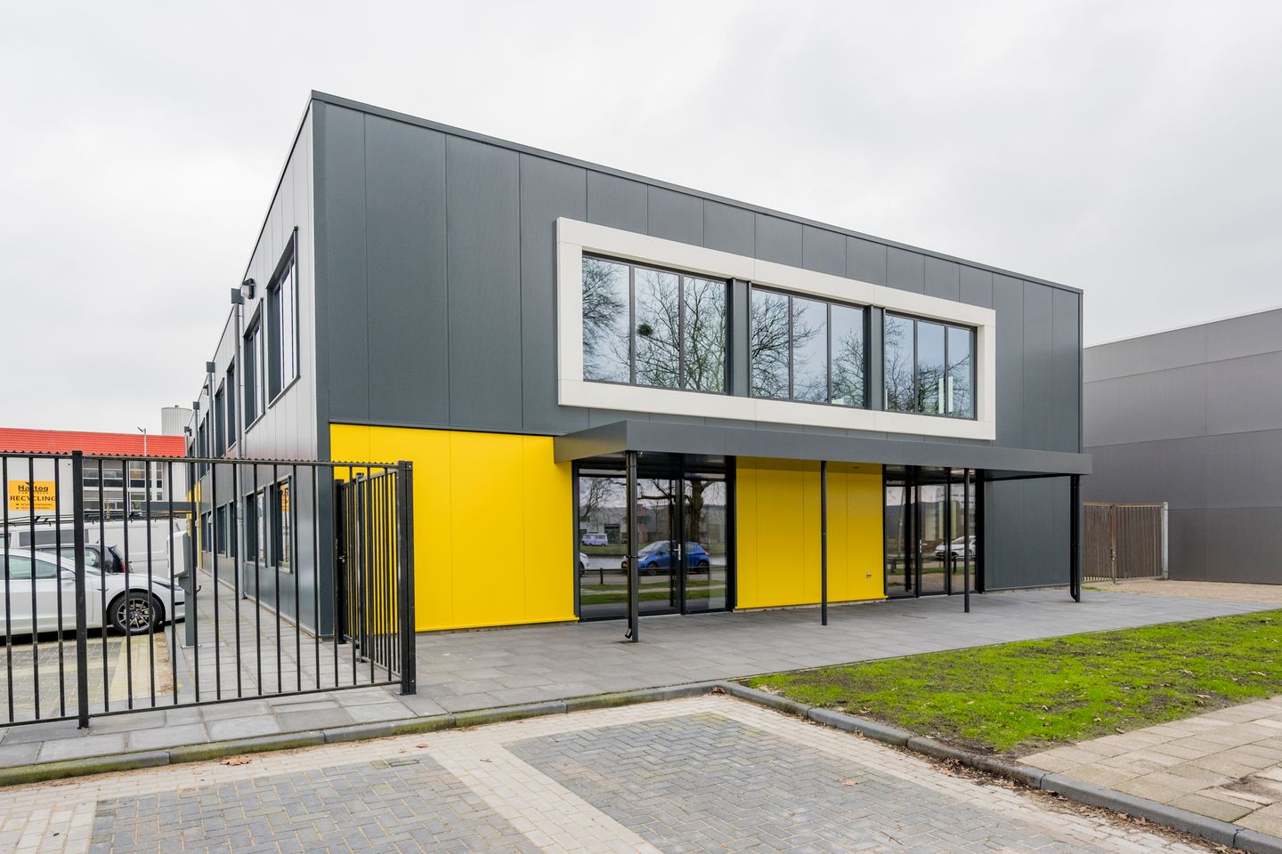 Bekijk foto 1 van Nijverheidsweg-Noord 131