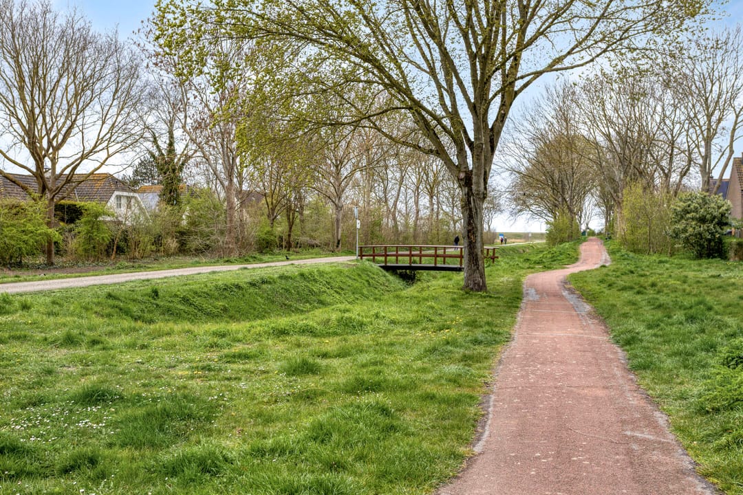 Spacious terraced house with garage and free polder view in Zierikzee — 38