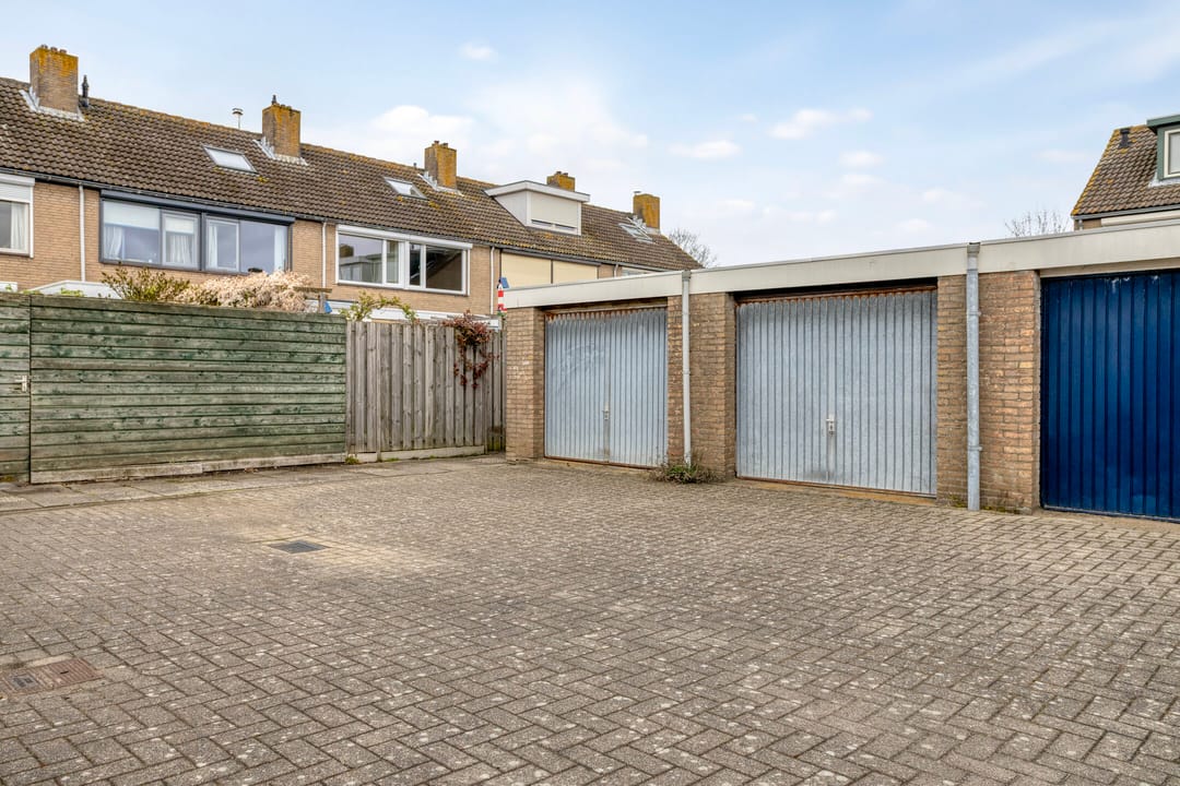 Spacious terraced house with garage and free polder view in Zierikzee — 37