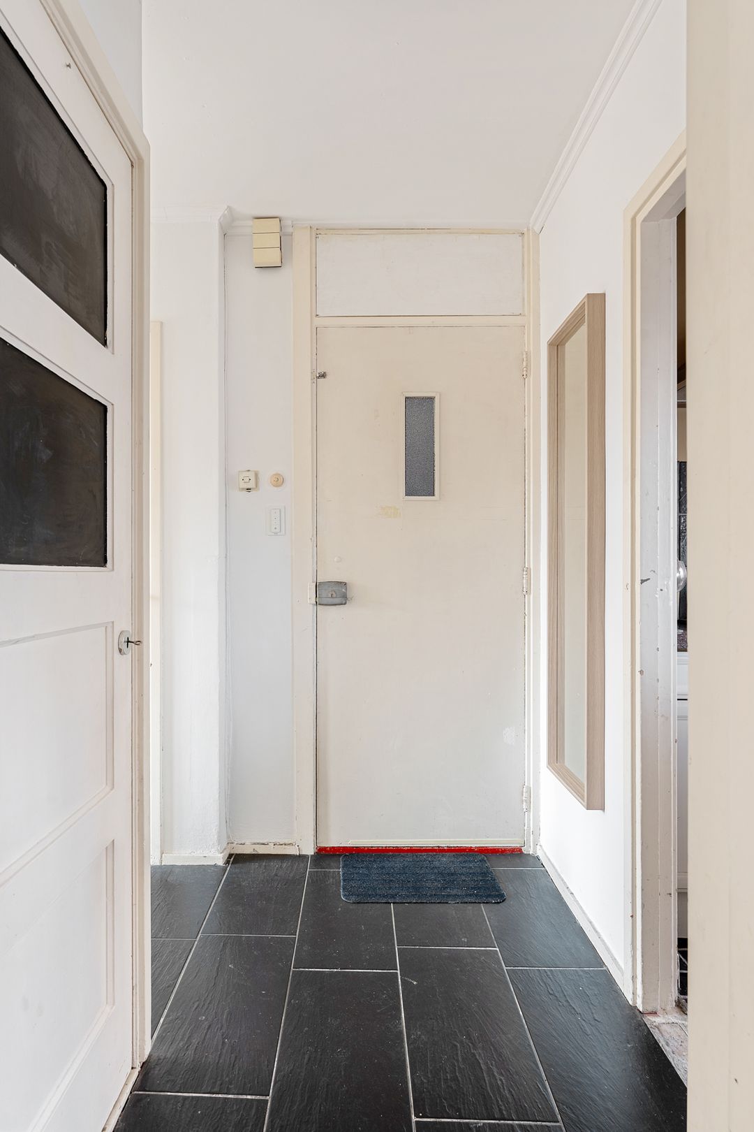 Light and well-maintained 3-room apartment with south-facing balcony in popular Bergpolder — 26