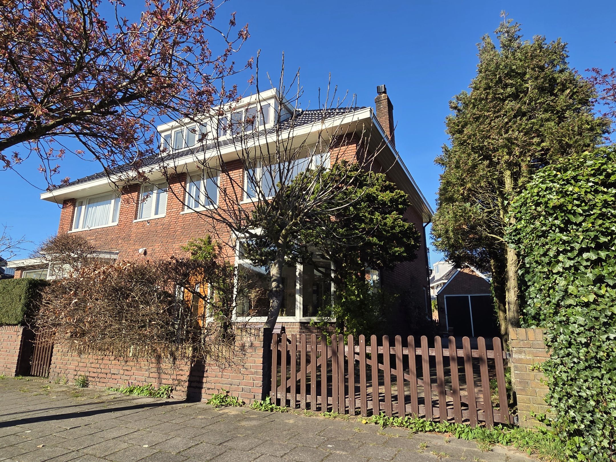 Charming 1930s Semi-Detached Home with Garage and Deep Garden — 42