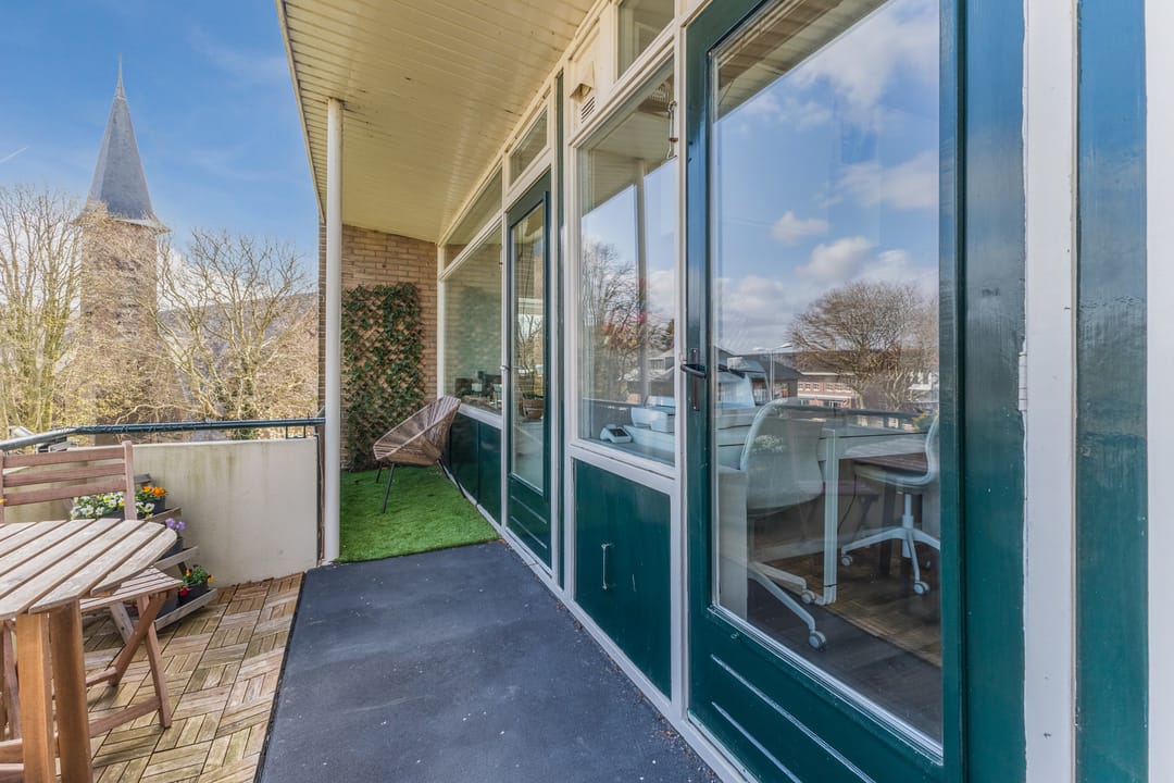 Spacious corner apartment with two balconies and views over bulb fields — 13