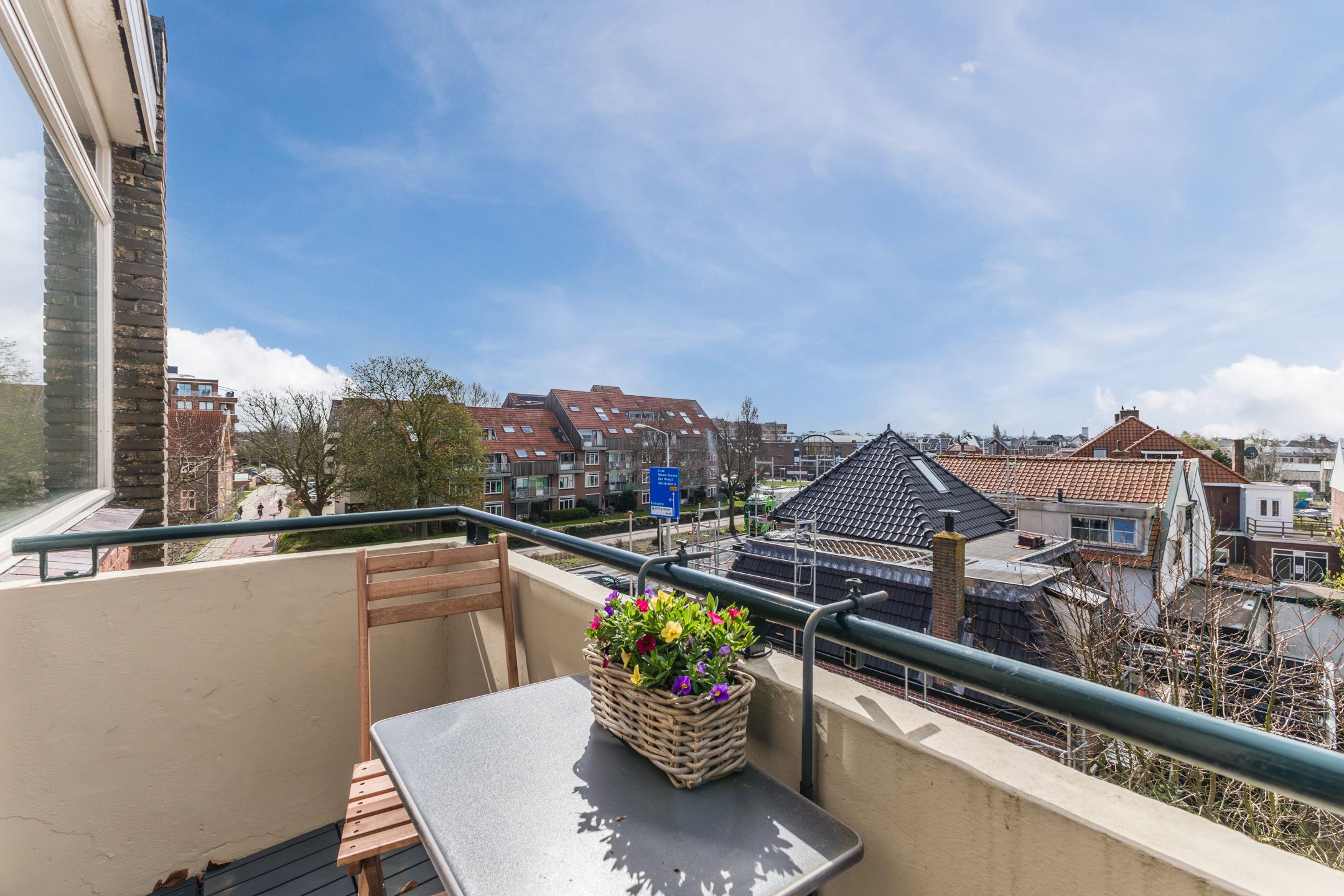 Spacious corner apartment with two balconies and views over bulb fields — 15