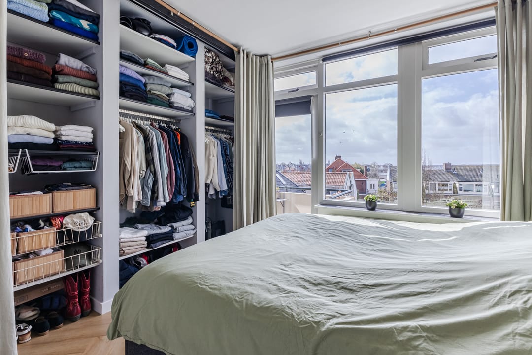 Spacious corner apartment with two balconies and views over bulb fields — 16