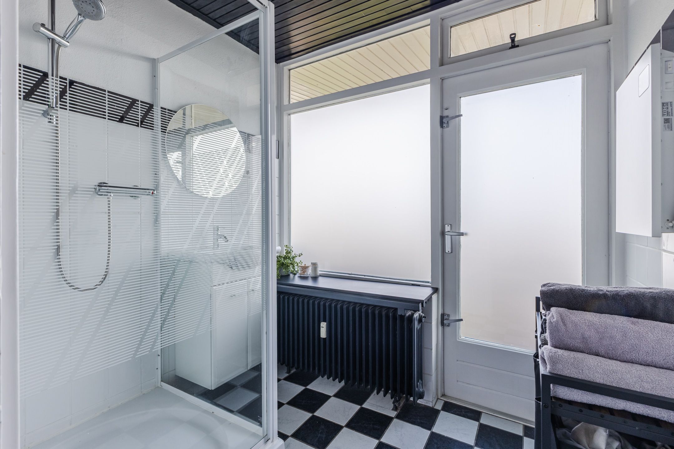 Spacious corner apartment with two balconies and views over bulb fields — 21
