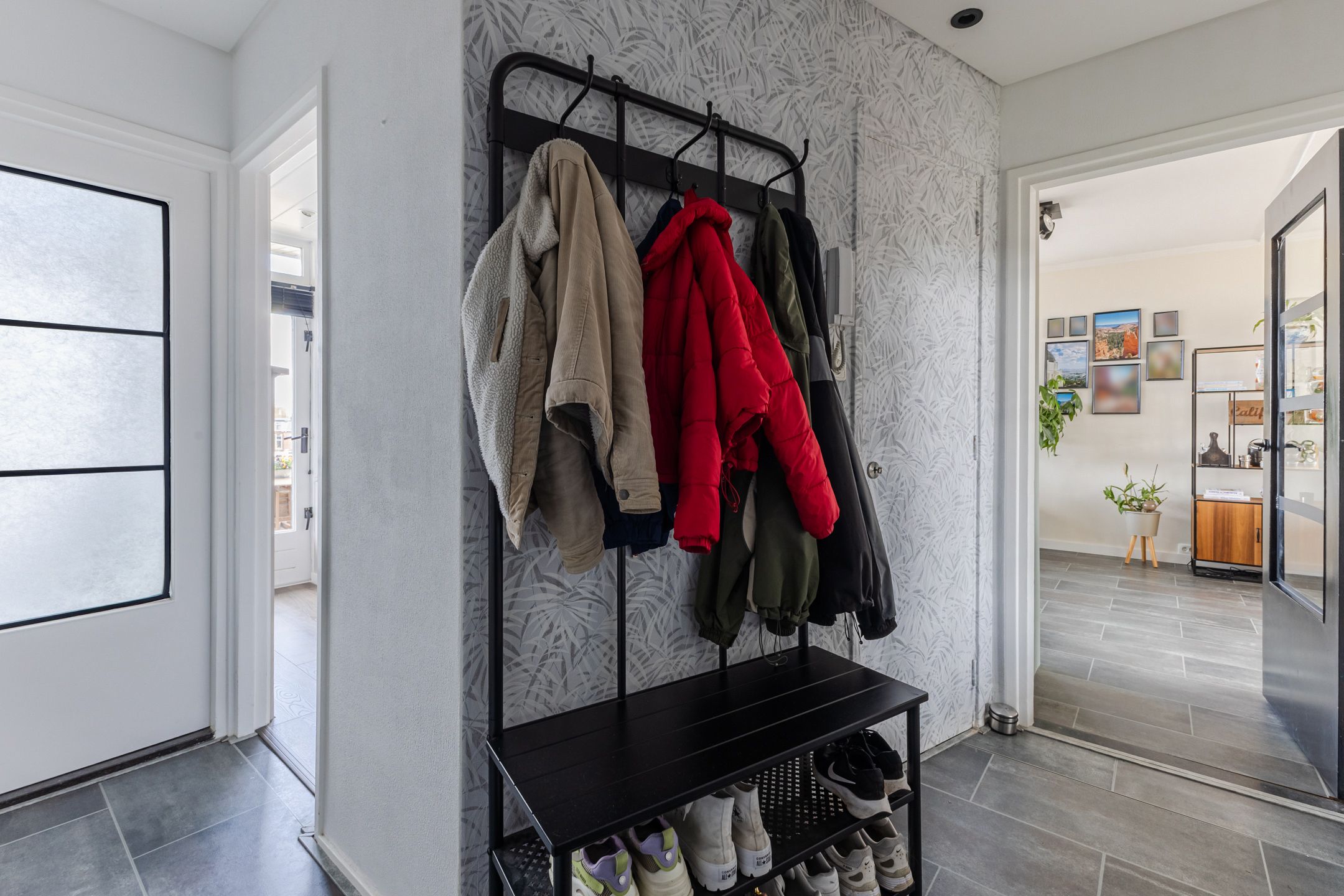 Spacious corner apartment with two balconies and views over bulb fields — 24