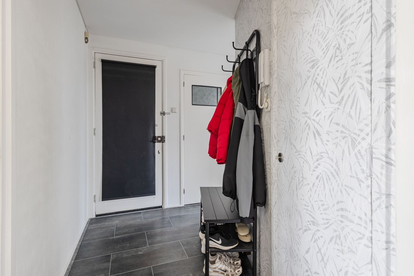 Spacious corner apartment with two balconies and views over bulb fields — 25