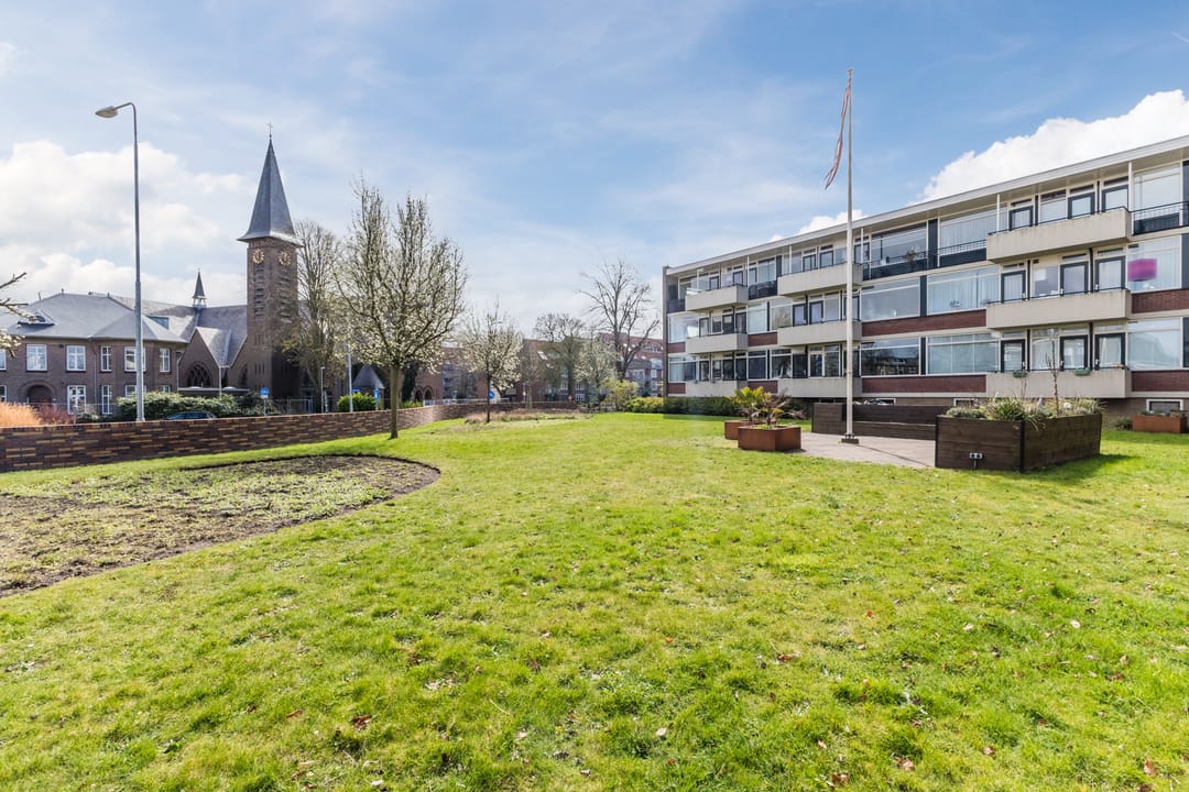 Spacious corner apartment with two balconies and views over bulb fields — 28