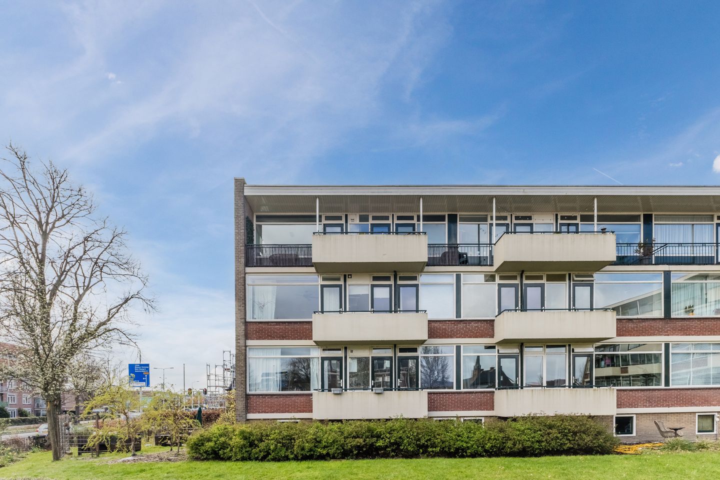 Spacious corner apartment with two balconies and views over bulb fields — 29
