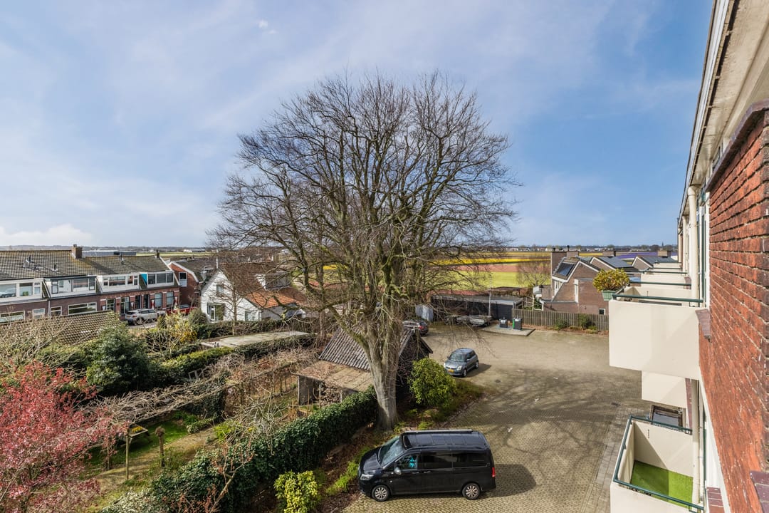 Spacious corner apartment with two balconies and views over bulb fields — 32