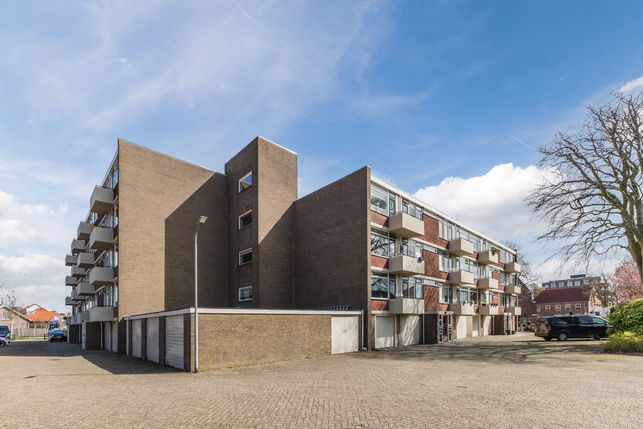 Spacious corner apartment with two balconies and views over bulb fields — 33