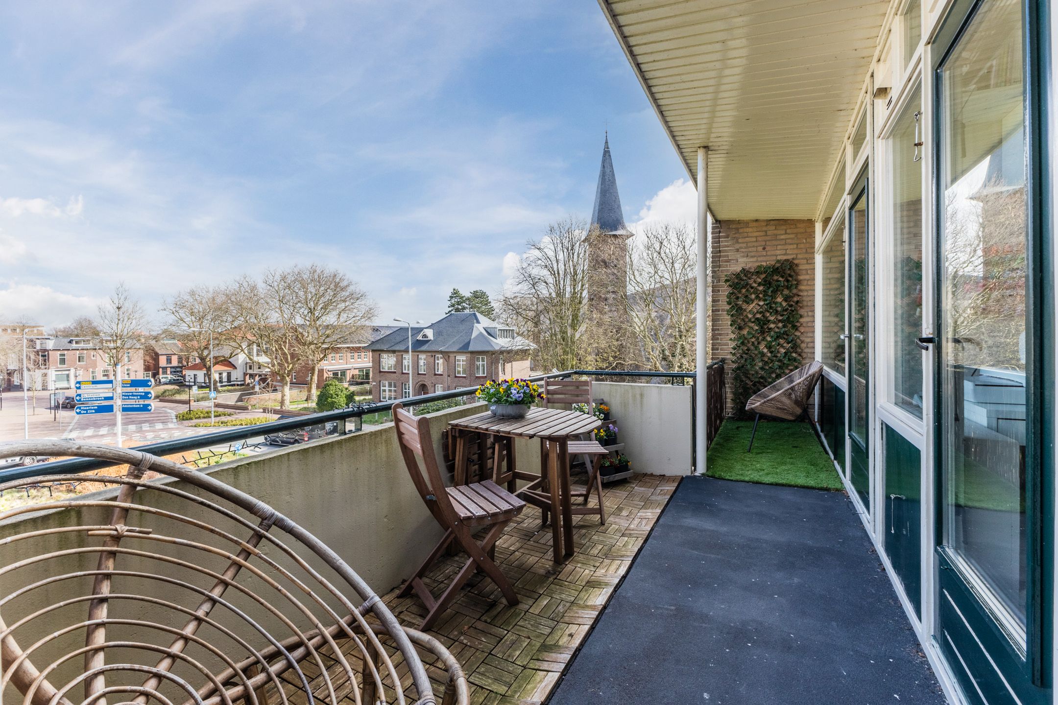 Spacious corner apartment with two balconies and views over bulb fields — 12