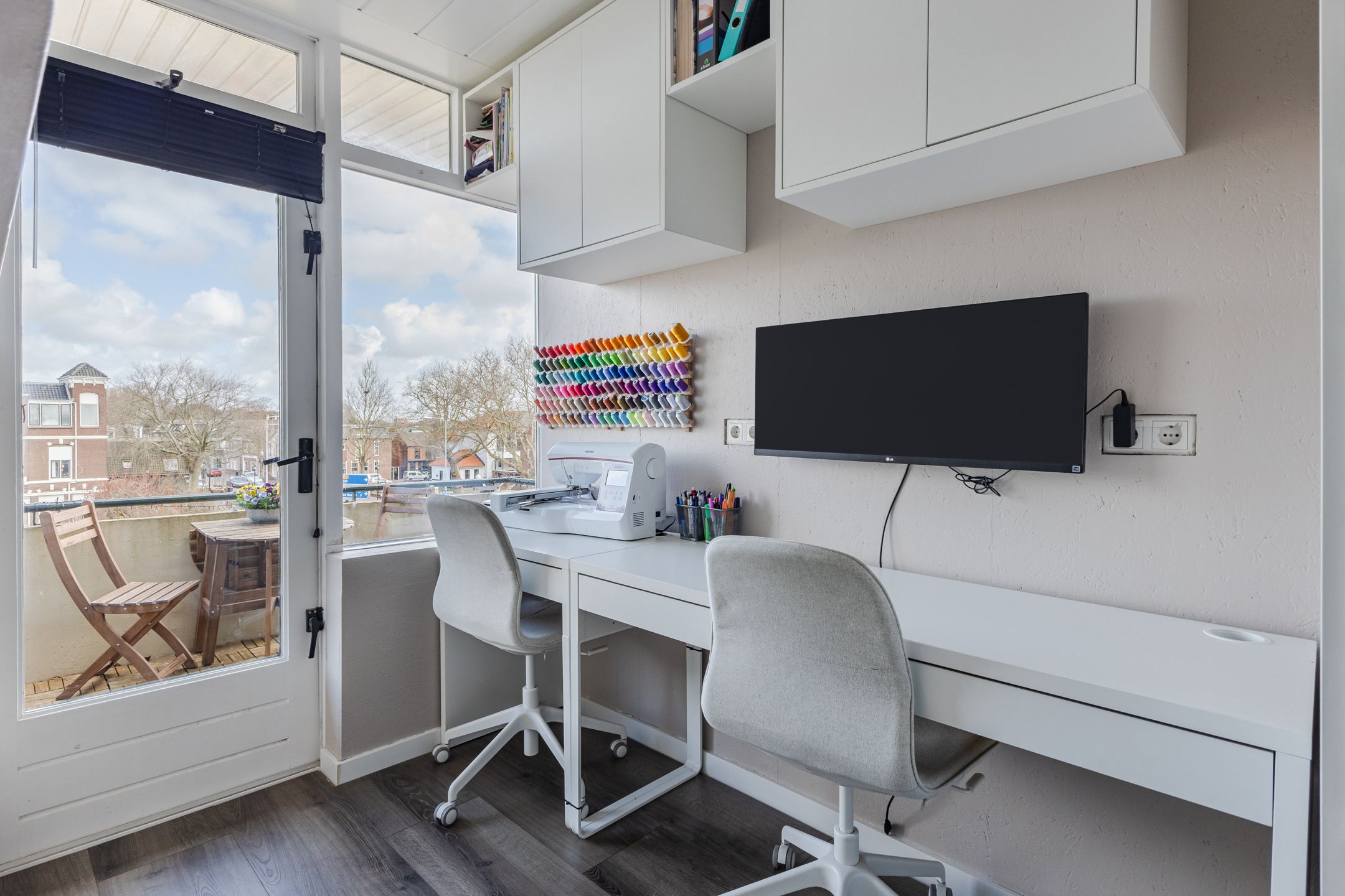Spacious corner apartment with two balconies and views over bulb fields — 18