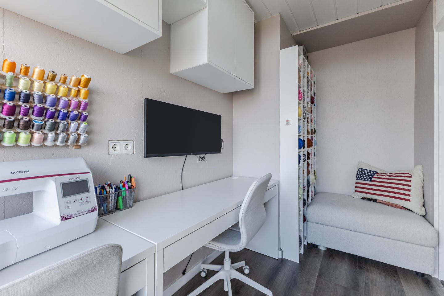 Spacious corner apartment with two balconies and views over bulb fields — 19