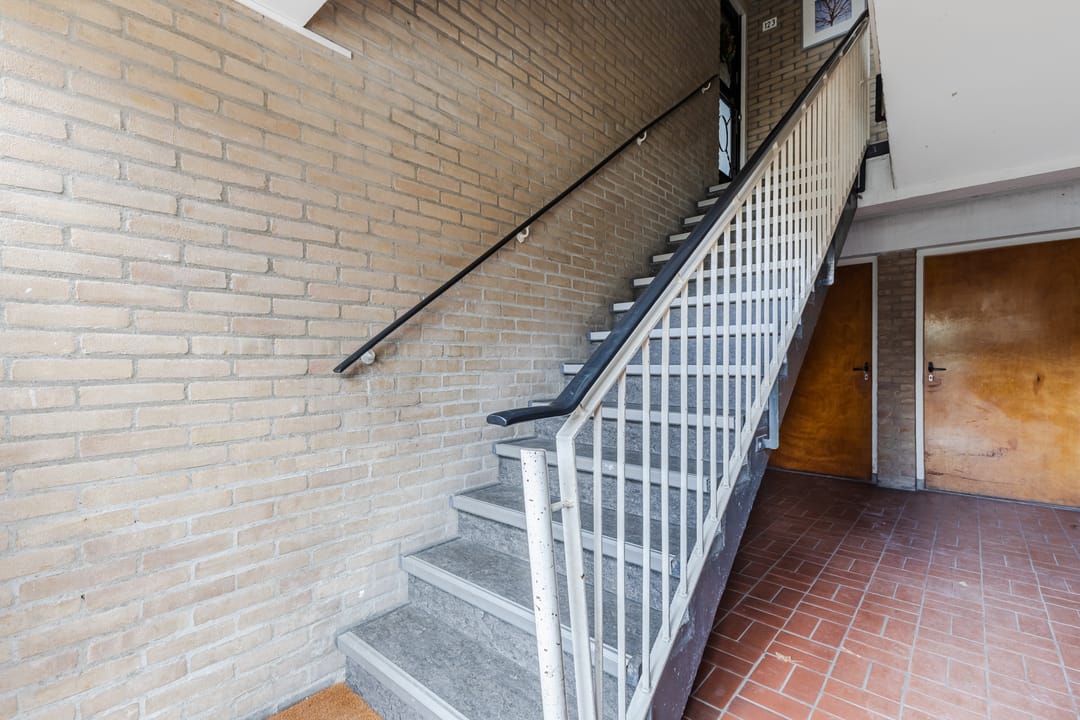 Spacious corner apartment with two balconies and views over bulb fields — 26