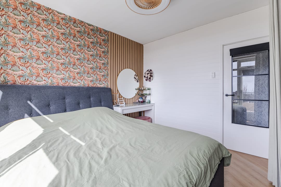 Spacious corner apartment with two balconies and views over bulb fields — 17