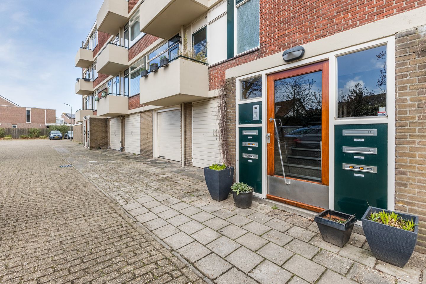Spacious corner apartment with two balconies and views over bulb fields — 35