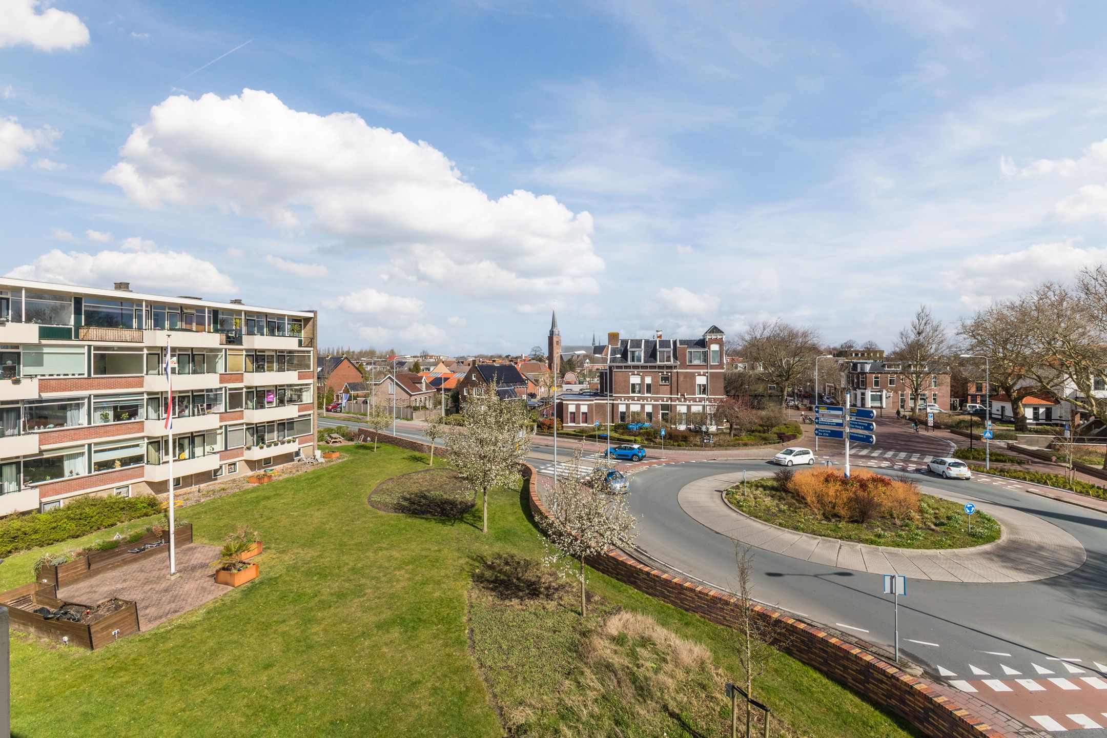 Spacious corner apartment with two balconies and views over bulb fields — 30