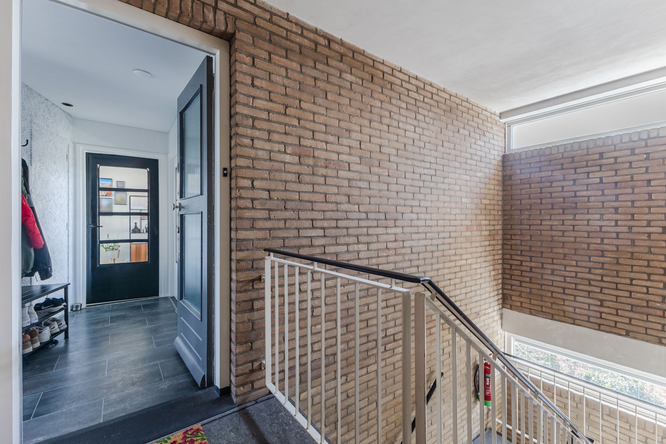 Spacious corner apartment with two balconies and views over bulb fields — 27