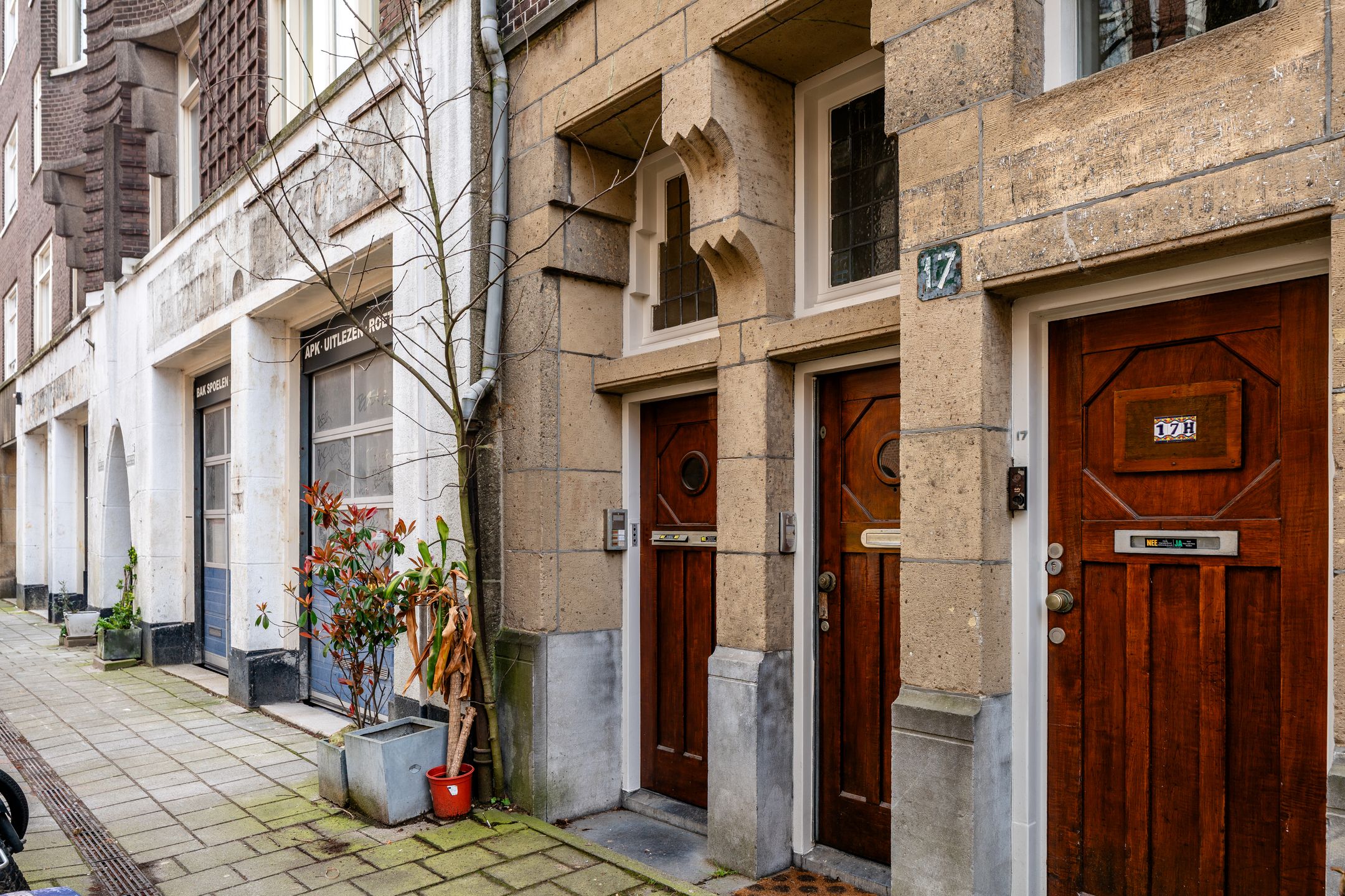Light-filled two-room apartment with south-facing balcony and roof terrace in classic Amsterdam building near Vondelpark — 21