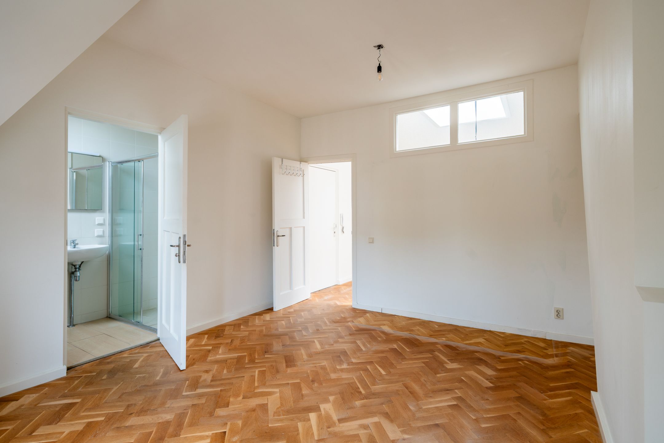 Light-filled two-room apartment with south-facing balcony and roof terrace in classic Amsterdam building near Vondelpark — 15