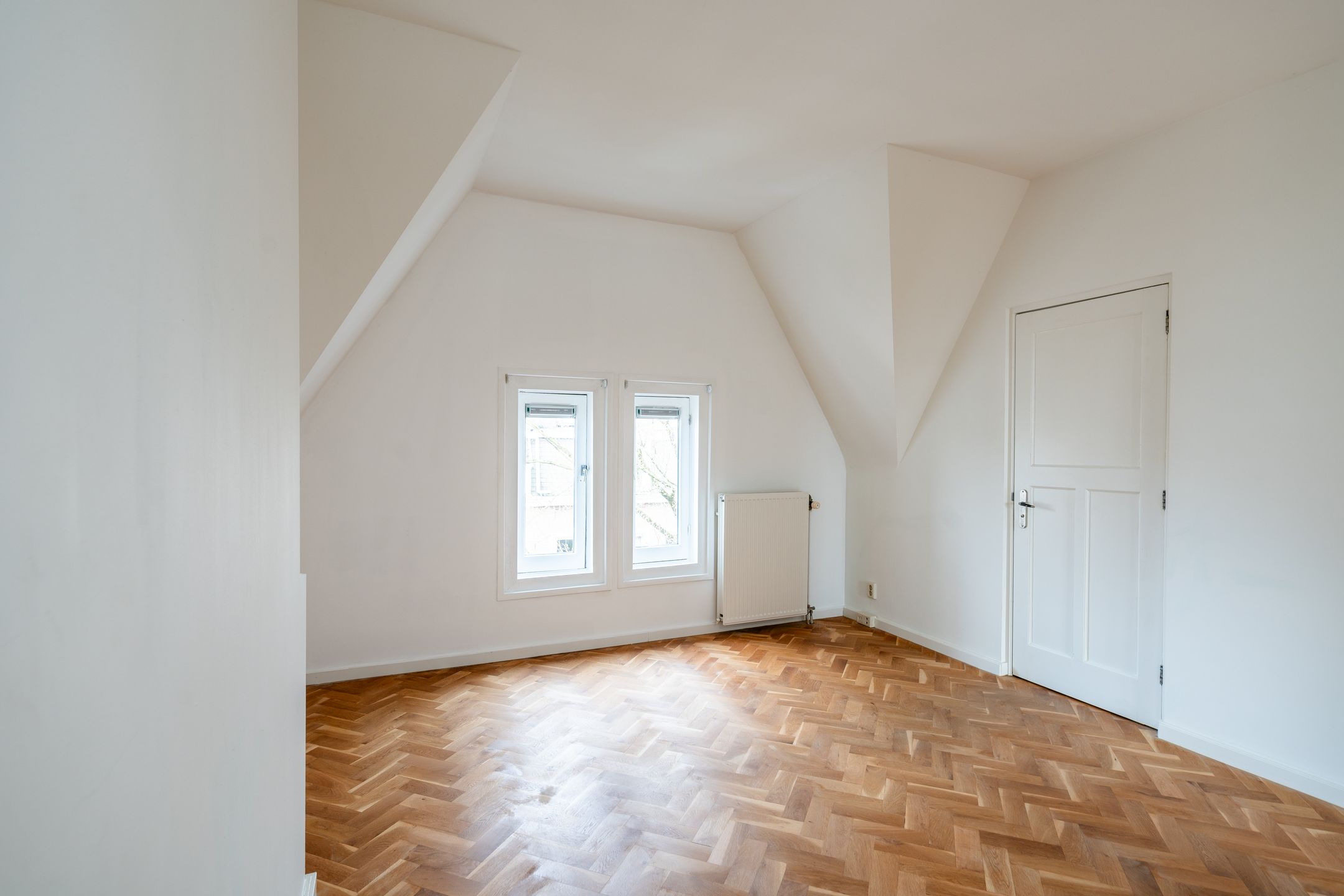 Light-filled two-room apartment with south-facing balcony and roof terrace in classic Amsterdam building near Vondelpark — 18