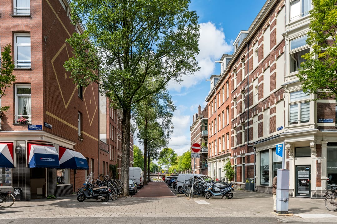 Light-filled two-room apartment with south-facing balcony and roof terrace in classic Amsterdam building near Vondelpark — 26