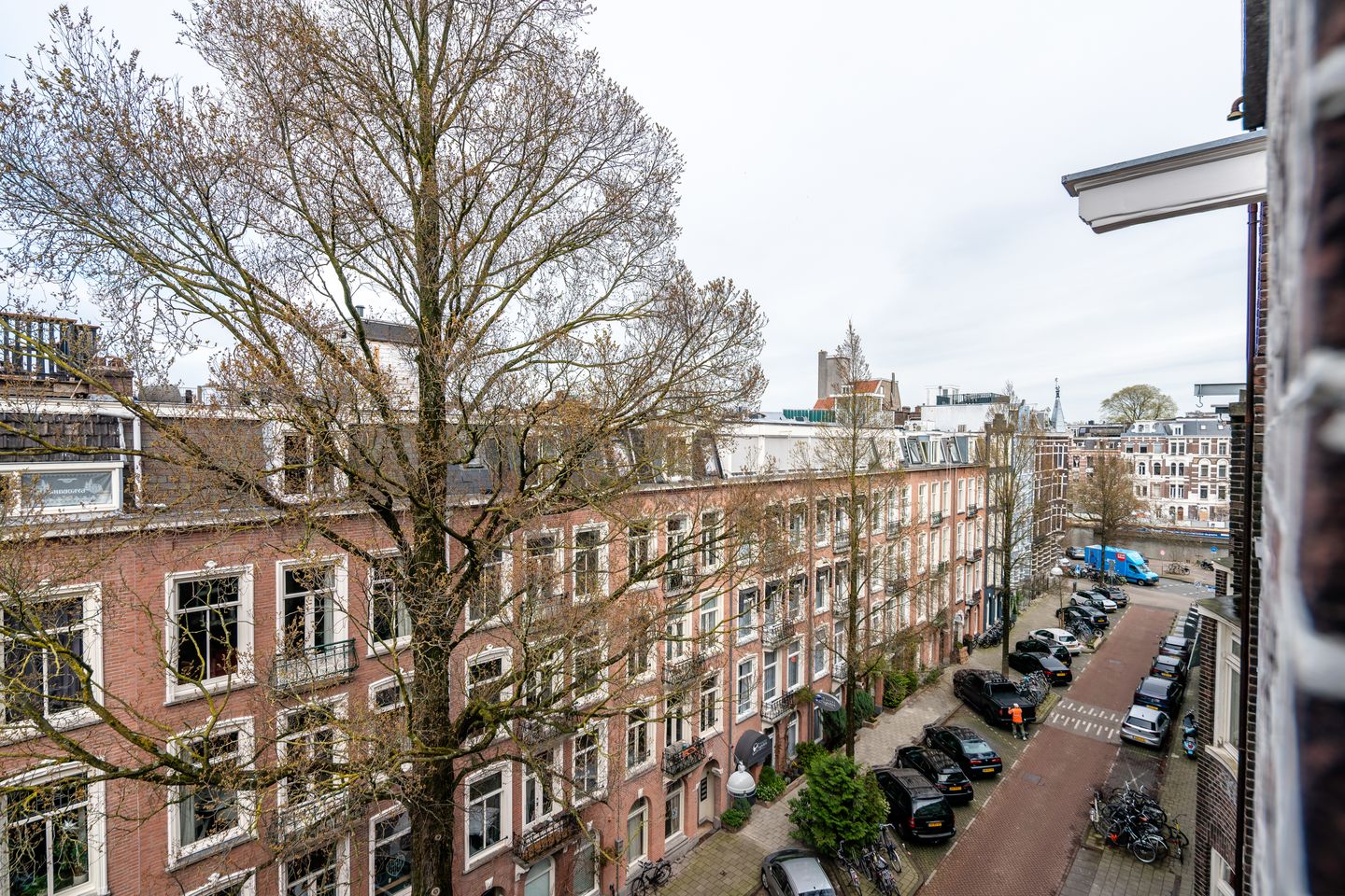 Light-filled two-room apartment with south-facing balcony and roof terrace in classic Amsterdam building near Vondelpark — 20