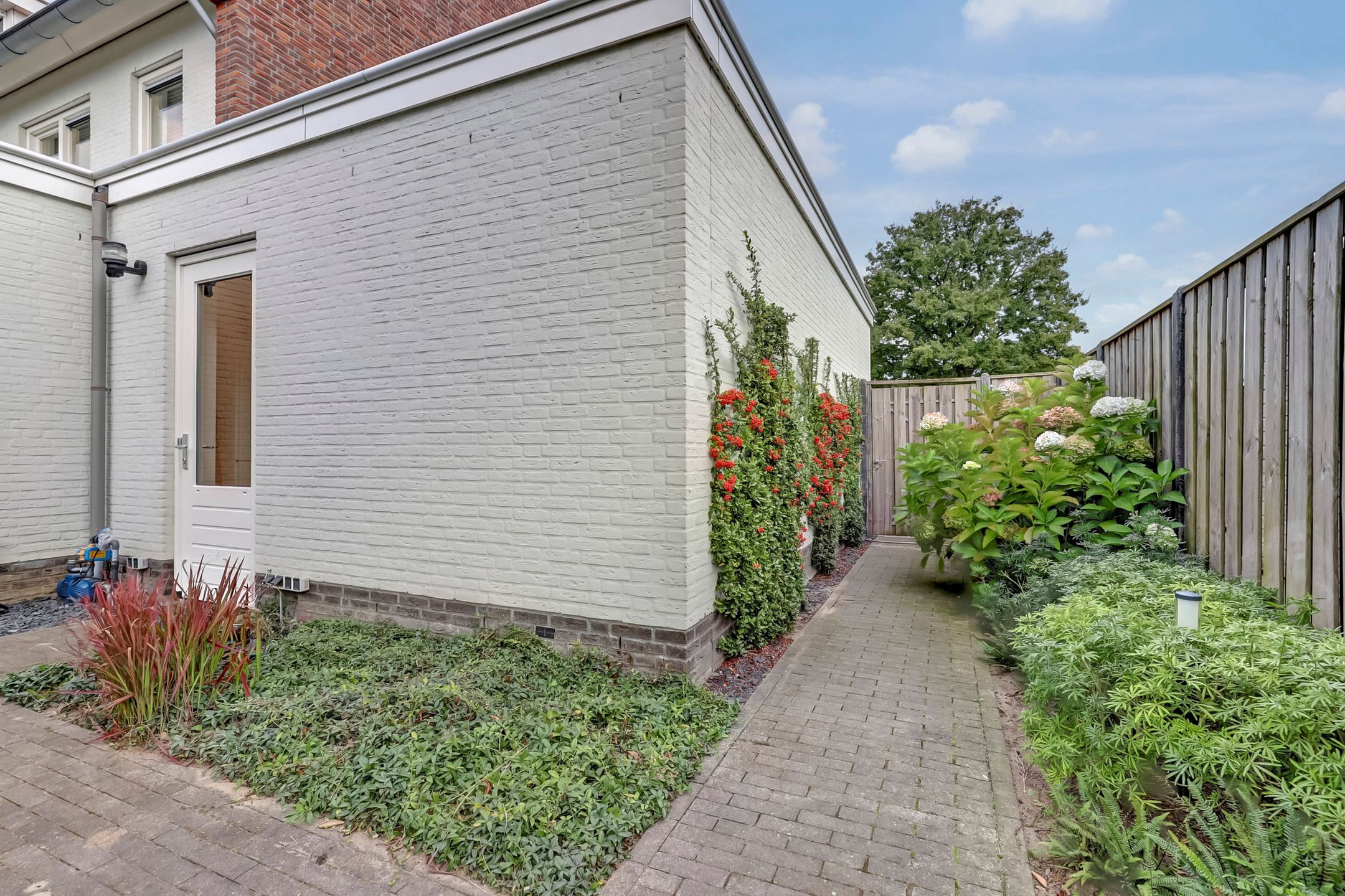 Modern Semi-Detached Family Home with Spacious Garden and Garage in De Heeswijkse Kampen — 45
