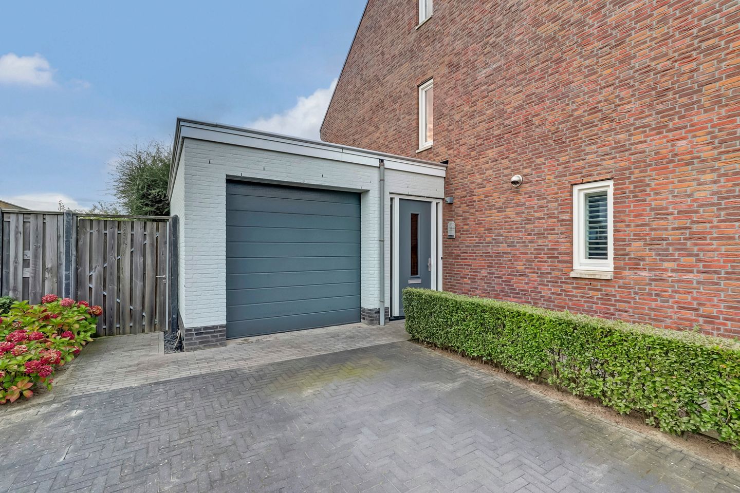 Modern Semi-Detached Family Home with Spacious Garden and Garage in De Heeswijkse Kampen — 49