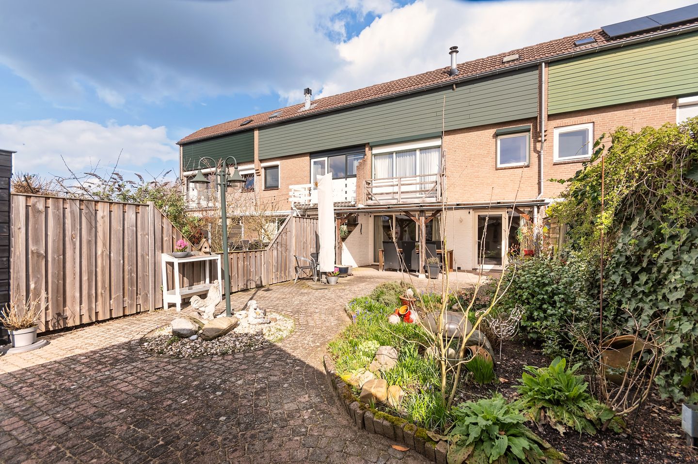 Spacious Family Home with Southwest-Facing Garden in Malden-West — 25