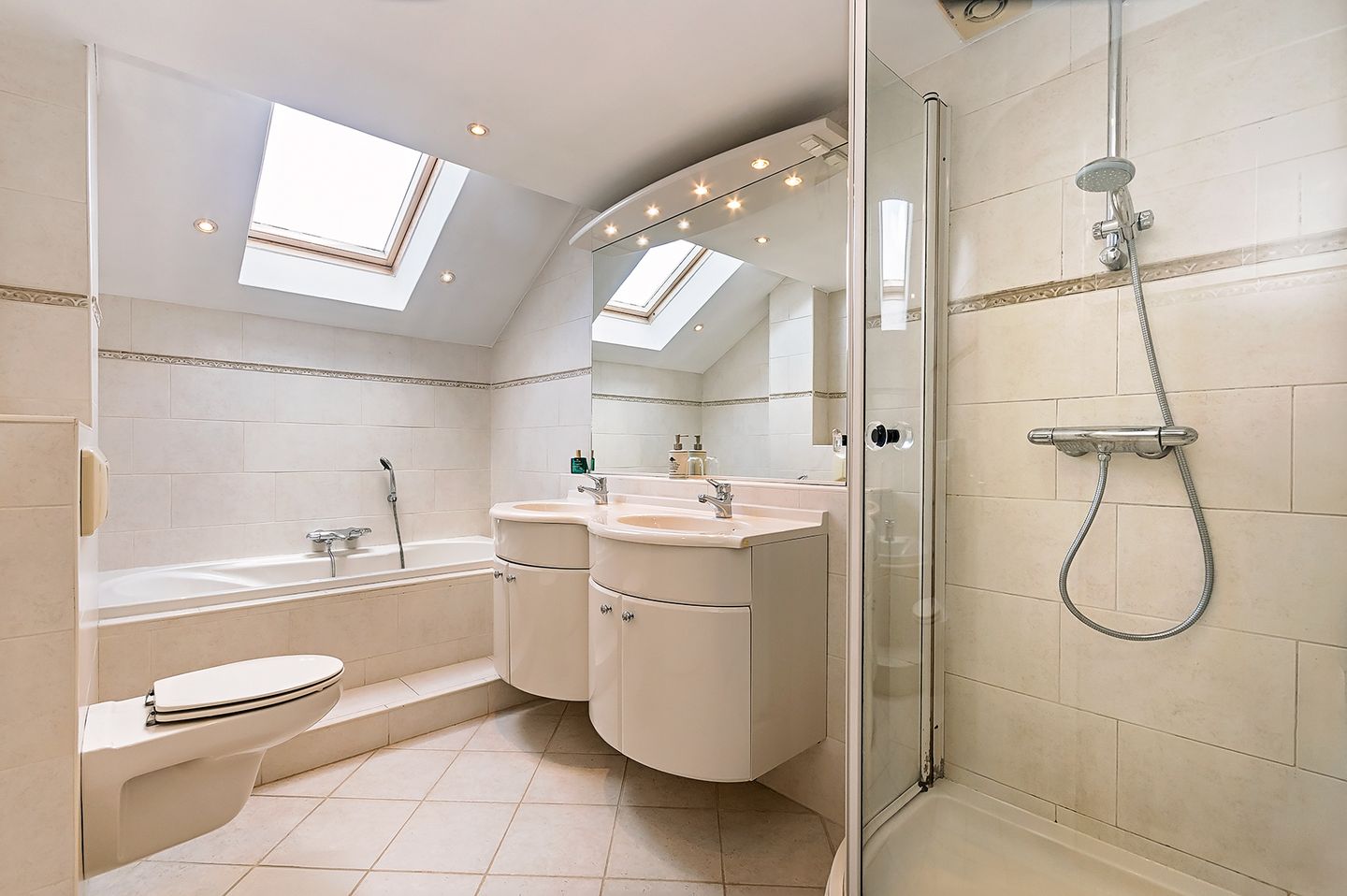Spacious Family Home with Southwest-Facing Garden in Malden-West — 20