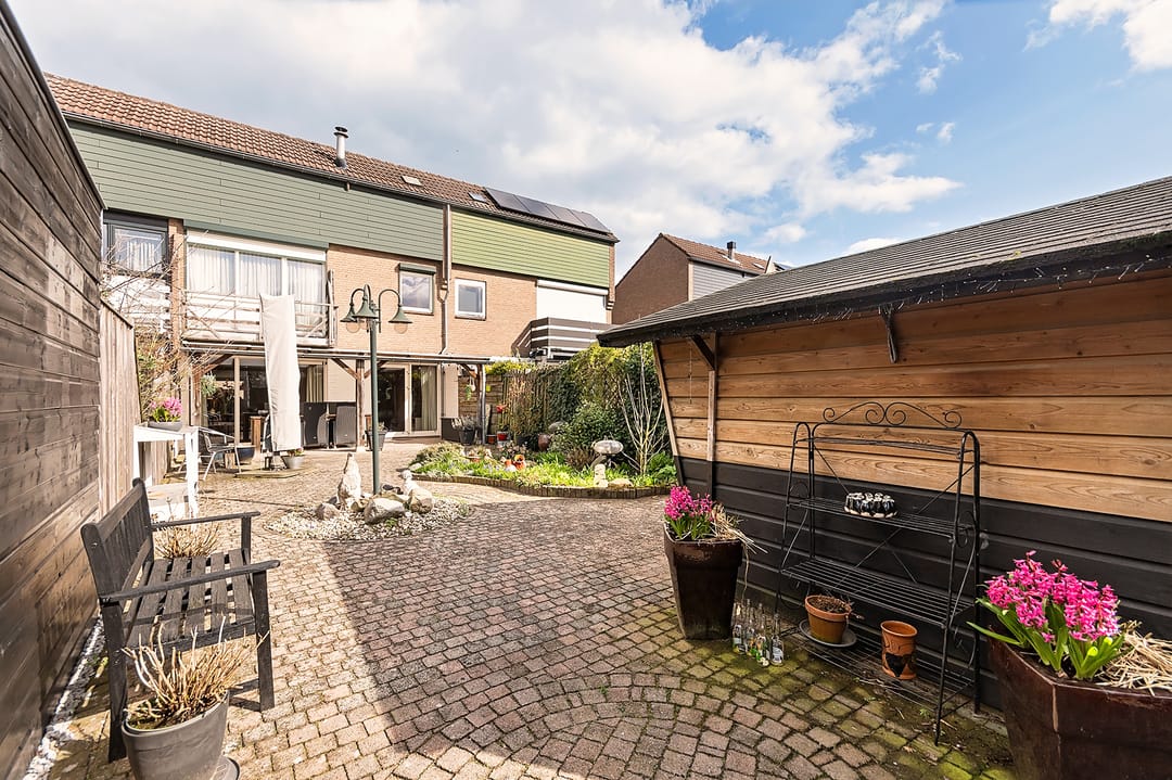 Spacious Family Home with Southwest-Facing Garden in Malden-West — 26