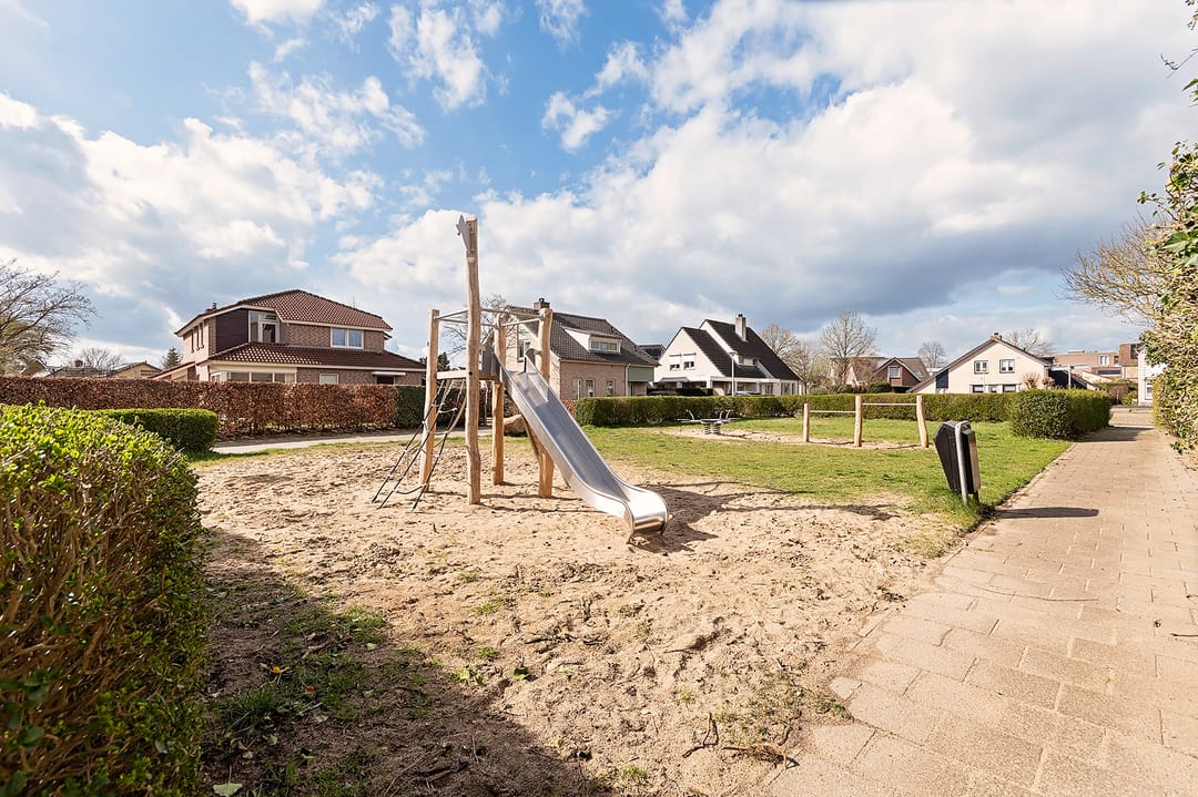 Spacious Family Home with Southwest-Facing Garden in Malden-West — 37