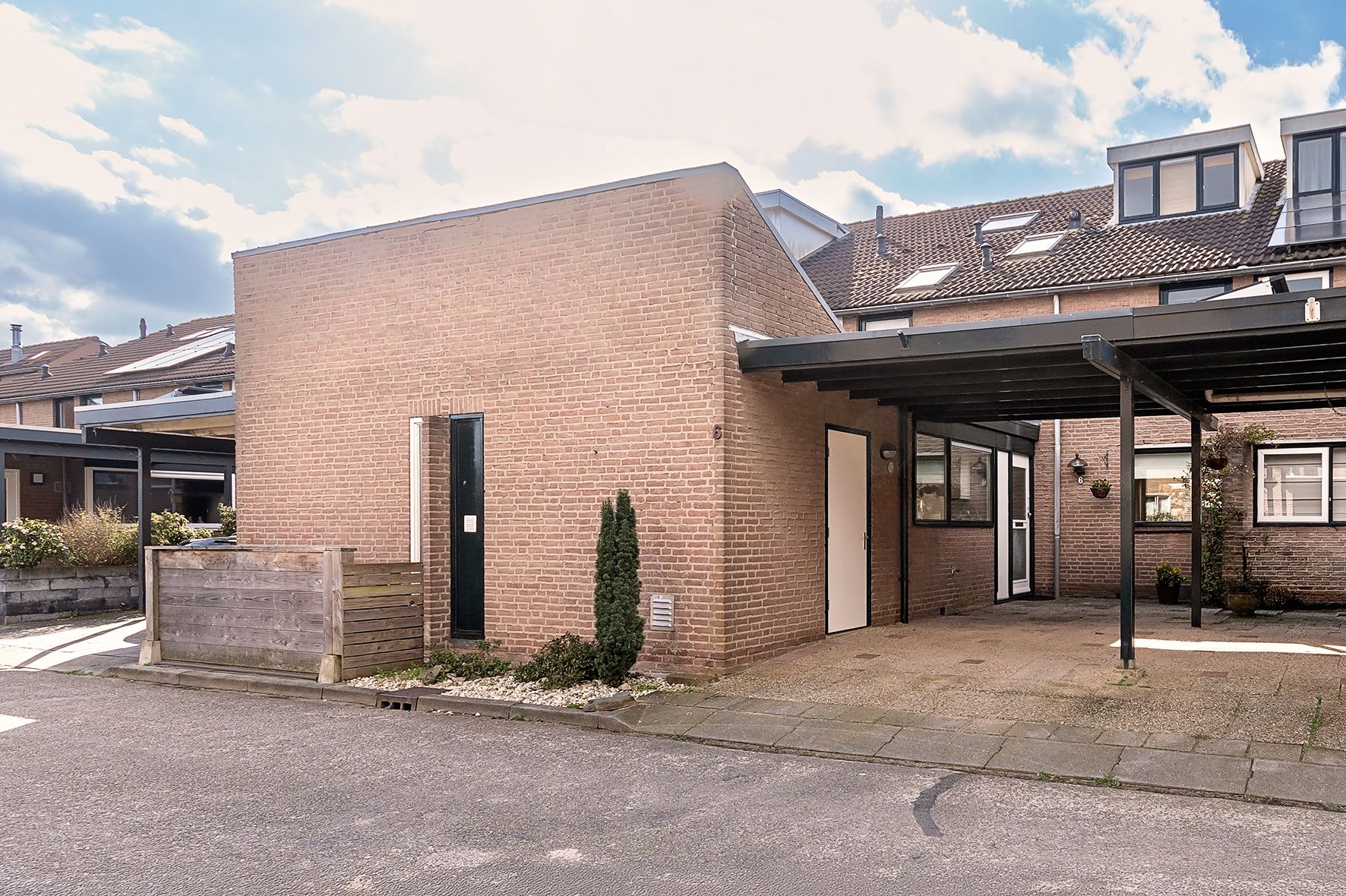Spacious Family Home with Southwest-Facing Garden in Malden-West — 33