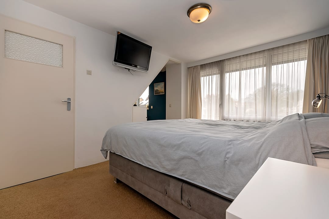 Spacious Family Home with Southwest-Facing Garden in Malden-West — 16