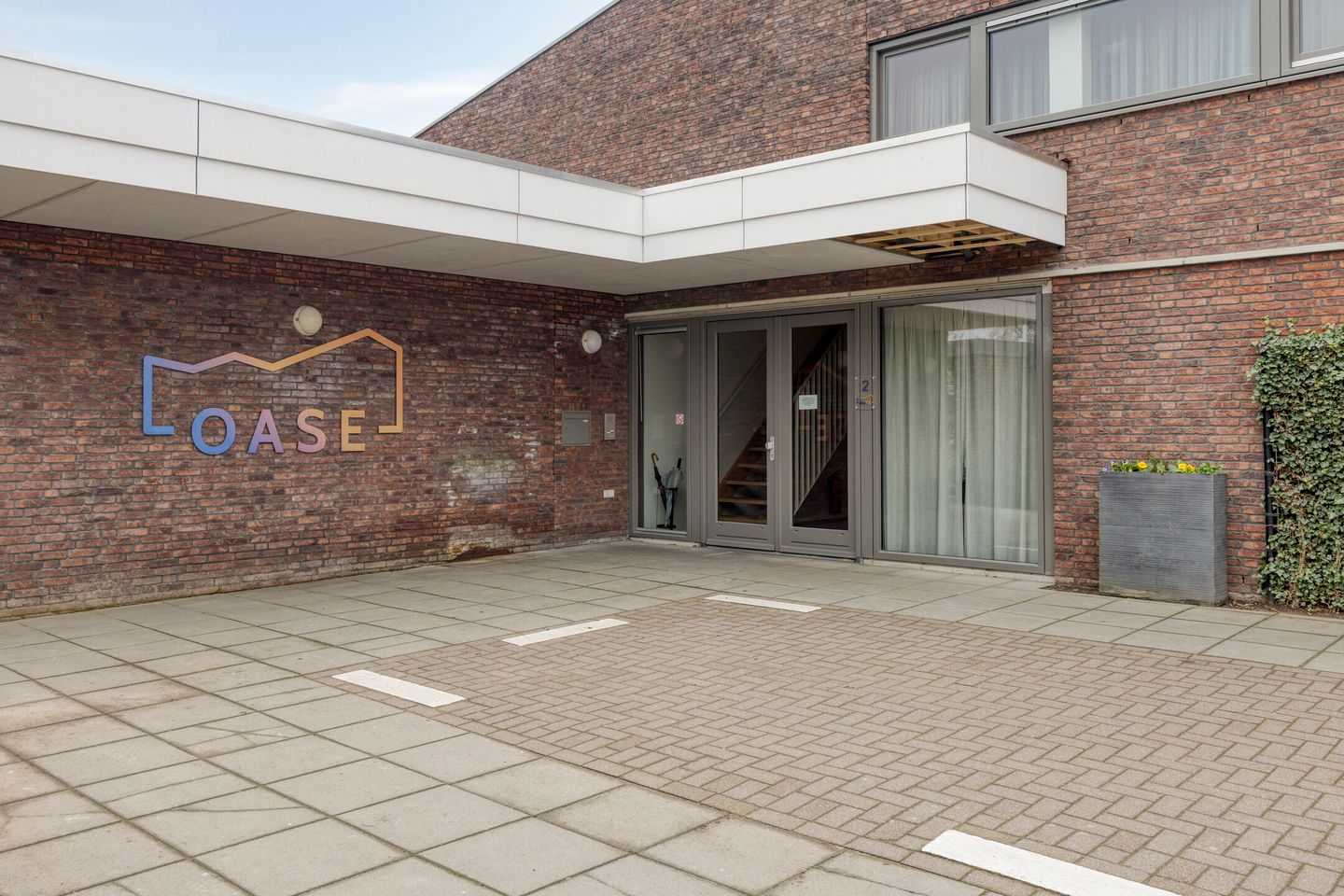 View photo 2 of Aldendriel 2