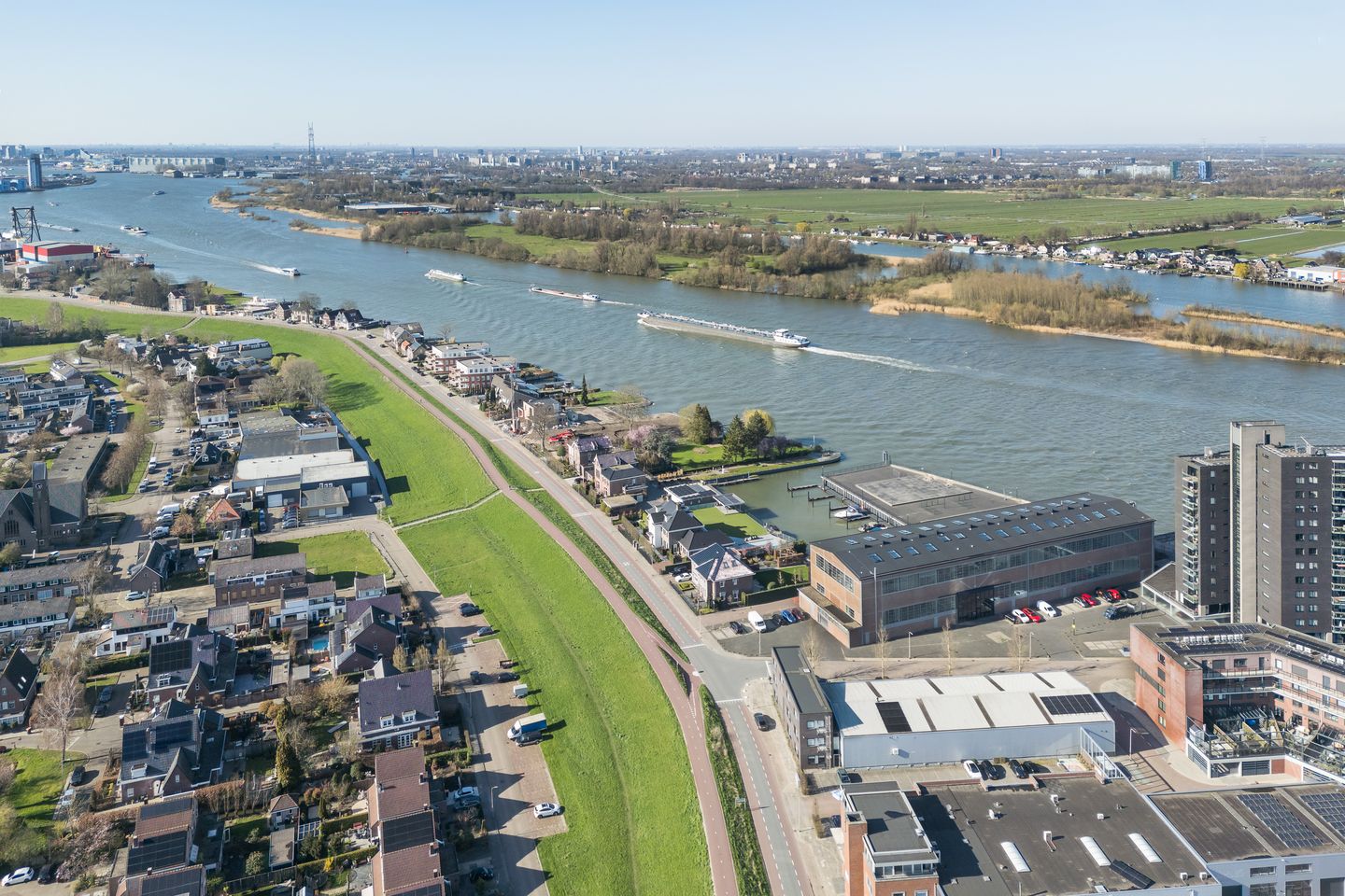 Unique Monumental Loft with River Views and Private Boat Slip — 40
