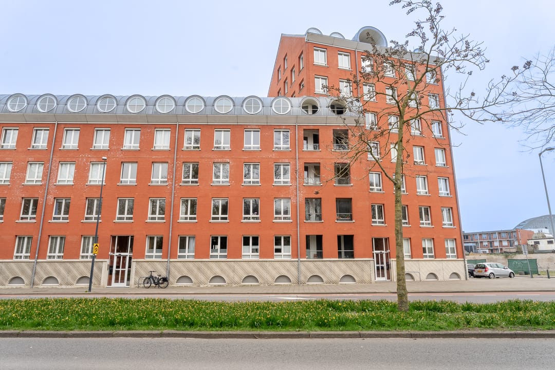 Spacious Apartment with Three Bedrooms and Parking Opposite Valkenberg Park in Breda — 26