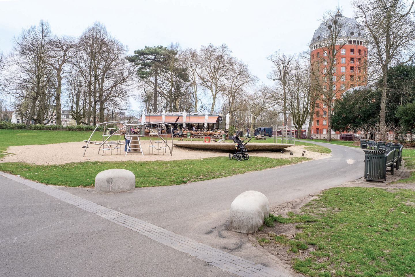 Spacious Apartment with Three Bedrooms and Parking Opposite Valkenberg Park in Breda — 29