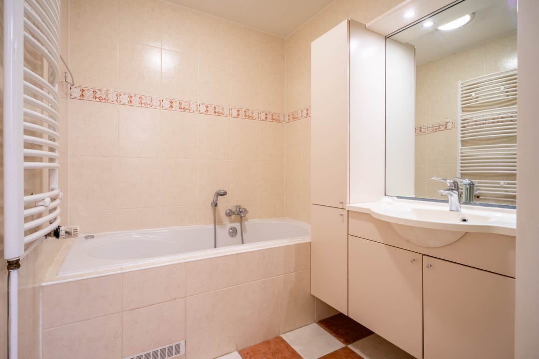 Spacious Apartment with Three Bedrooms and Parking Opposite Valkenberg Park in Breda — 22